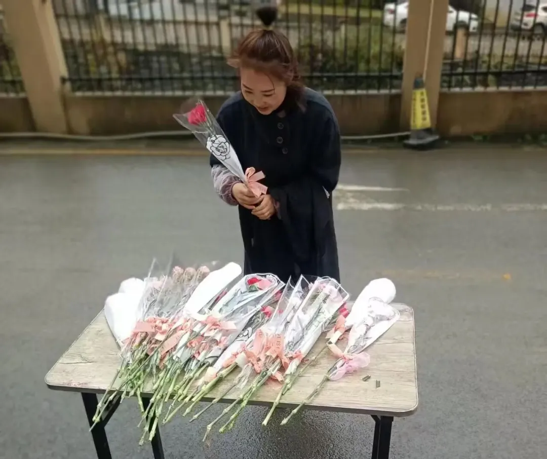 芳华悦己 予她馨香 | 银驹物业3.8暖心送花行动温暖启幕